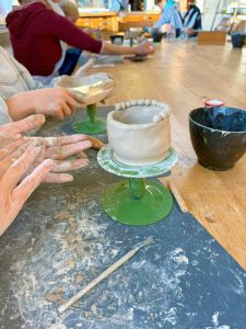 Kinder arbeiten kreativ mit Ton im Familien-Töpferkurs in Köln