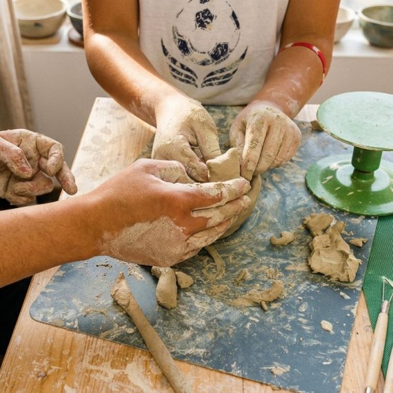 Kind und Erwachsener töpfern gemeinsam mit Ton im Familienkurs in Köln