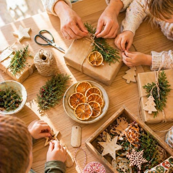 Kinder und Erwachsene basteln gemeinsam Weihnachtsgeschenke im Kreativkurs in Köln