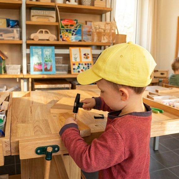 Kind beim Werken mit Holz im Kreativkurs in Köln