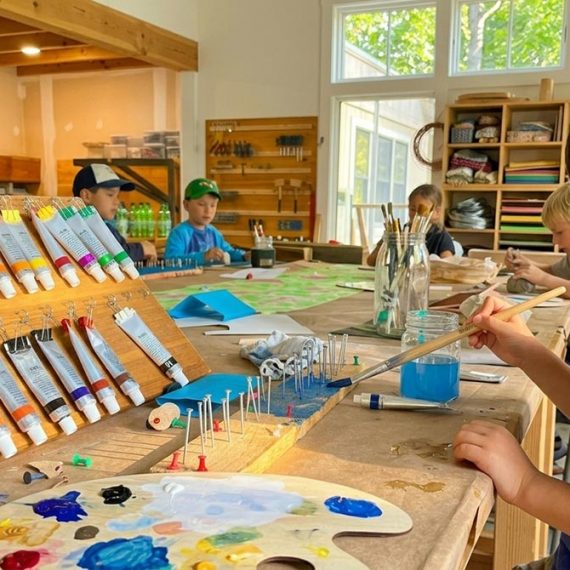 Kind malt und experimentiert mit Farben im Sommerferienkurs Kinderatelier der Kölner Kinderwerkstatt in Köln.
