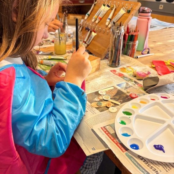 Kind malt und gestaltet im Sommerferienkurs Kreativmäuse der Kölner Kinderwerkstatt in Köln.