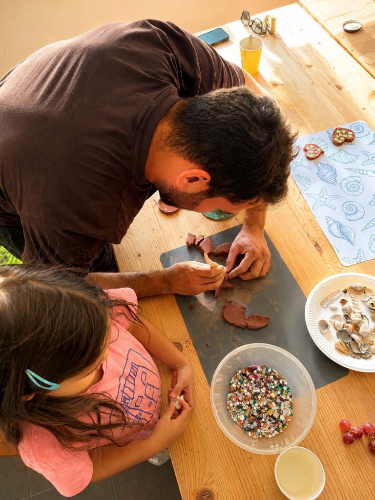 Vater und Kind gestalten gemeinsam kleine Werke aus Ton im Familienkurs der Kölner Kinderwerkstatt in Köln